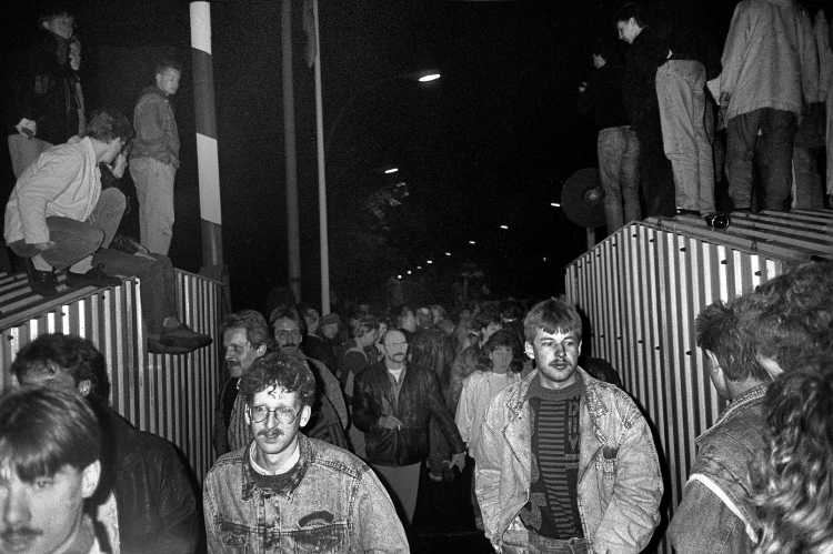 »9. November 1989, Berlin«, Erstes Kapitel: 23 Uhr, Grenzübergang Sonnenallee, Foto © Friedhelm Denkeler 1989