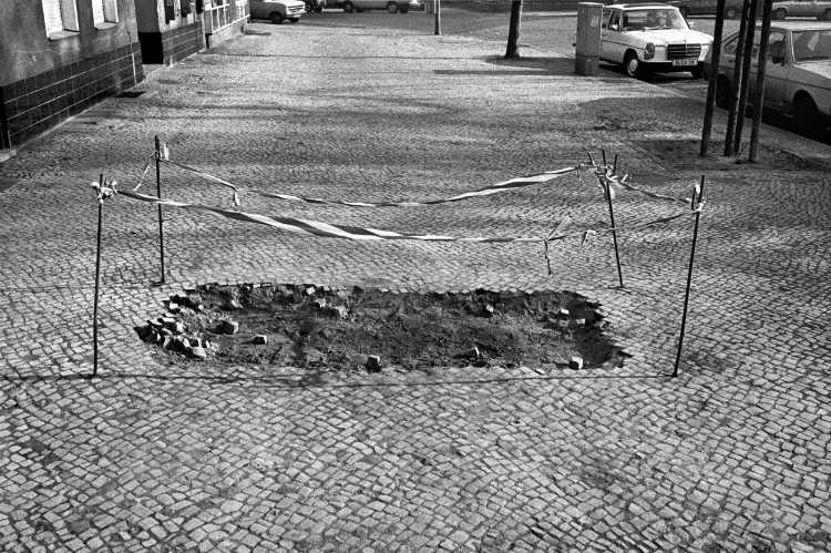 »Unter dem Pflaster liegt der Sand«, Richardplatz, Berlin, aus dem Portfolio »Harmonie eines Augenblicks«, Foto © Friedhelm Denkeler 1982