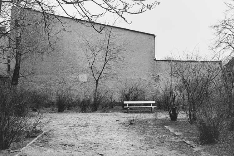 »Einsame Bank«, Berlin-Neukölln, aus dem Portfolio »Harmonie eines Augenblicks«, Foto © Friedhelm Denkeler 1979