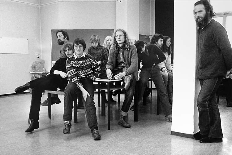 »Szenen aus der Werkstatt für Photographie«: »Workshop mit Andre Gelpke in der Werkstatt für Photographie«, 06.12.-07.12.1980 (Wolfgang Vollmer, Köln, Hildegard Ochse, Ulrich Görlich), Foto © Friedhelm Denkeler 1980