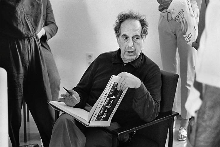 »Szenen aus der Werkstatt für Photographie«: «Robert Frank signiert 'The Americans'« (Workshop mit Robert Frank, Werkstatt für Photographie, 01.06.1985), Foto © Friedhelm Denkeler 1985