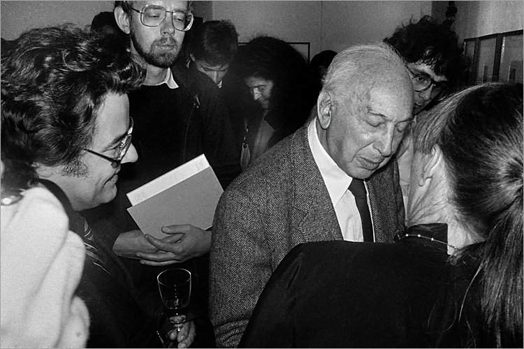 »Szenen aus der Werkstatt für Photographie«: André Kertész auf einer Veranstaltung anlässlich der Preisverleihung auf der Photokina Köln 09.10.1982 (mit Klaus Honnef), Foto © Friedhelm Denkeler 1982
