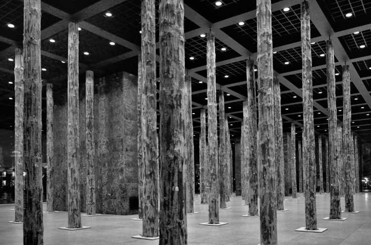 »Baumstämme in der Neuen Nationalgalerie«, David Chipperfield, Berlin, aus dem Portfolio »Schwarzbuch – Im eigenen Auftrag«, Foto © Friedhelm Denkeler 2014